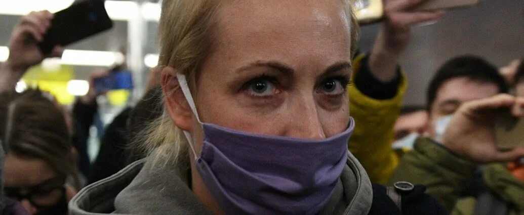 Охрана женщины. Немцов и тимошенко. Панихида прощания с юдашкиным. Навальный на похоронах немцова. Жена навального была на похоронах.