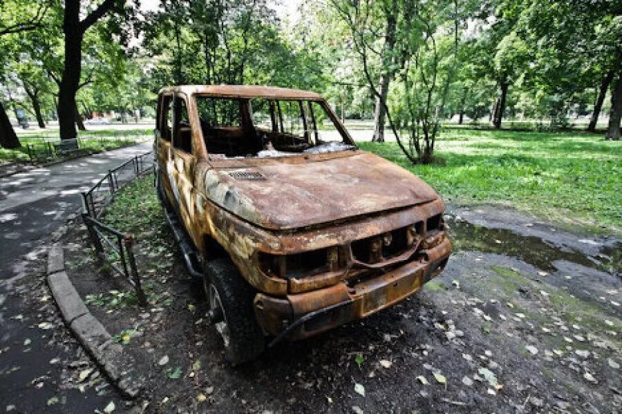 АВТОХЛАМ Нива. ВАЗ 2101 АВТОХЛАМ. Заброшенные автомобили. Ржавая машина во дворе.