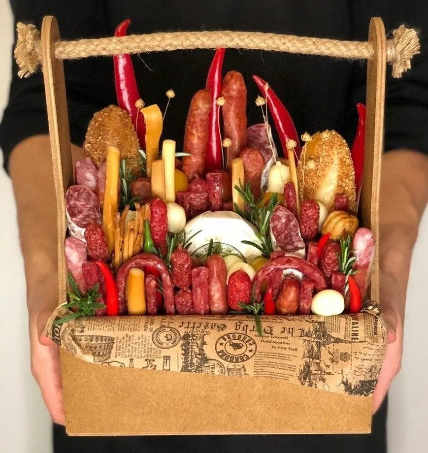 Съедобный букет. Корзина со сладостями в подарок. Съедобные композиции. Мужской букет из колбасок. Подарочные букеты из продуктов.