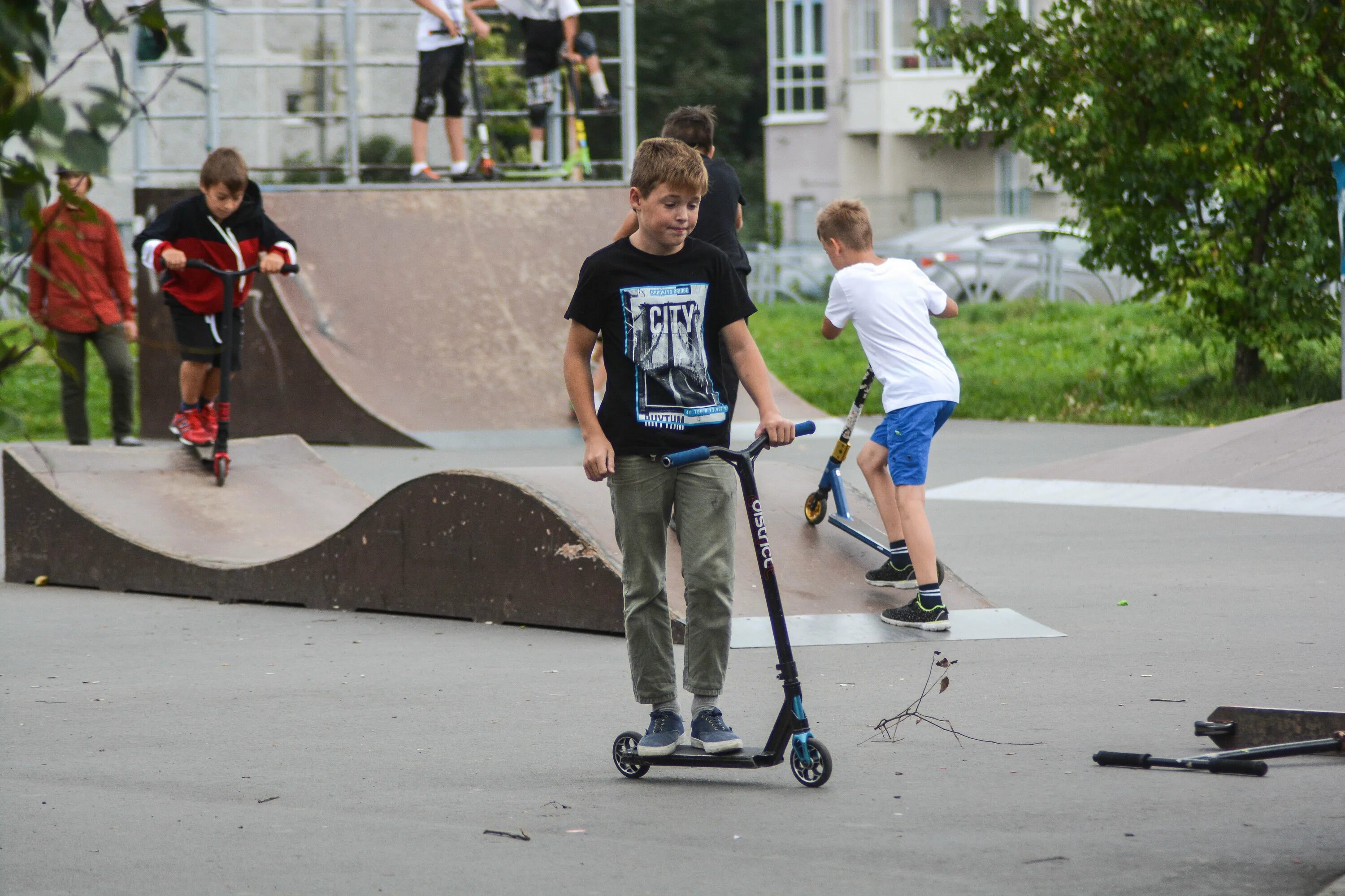 Парк культуры Первоуральск скейт парк. Самокат. Парк самокат. Подросток на самокате.
