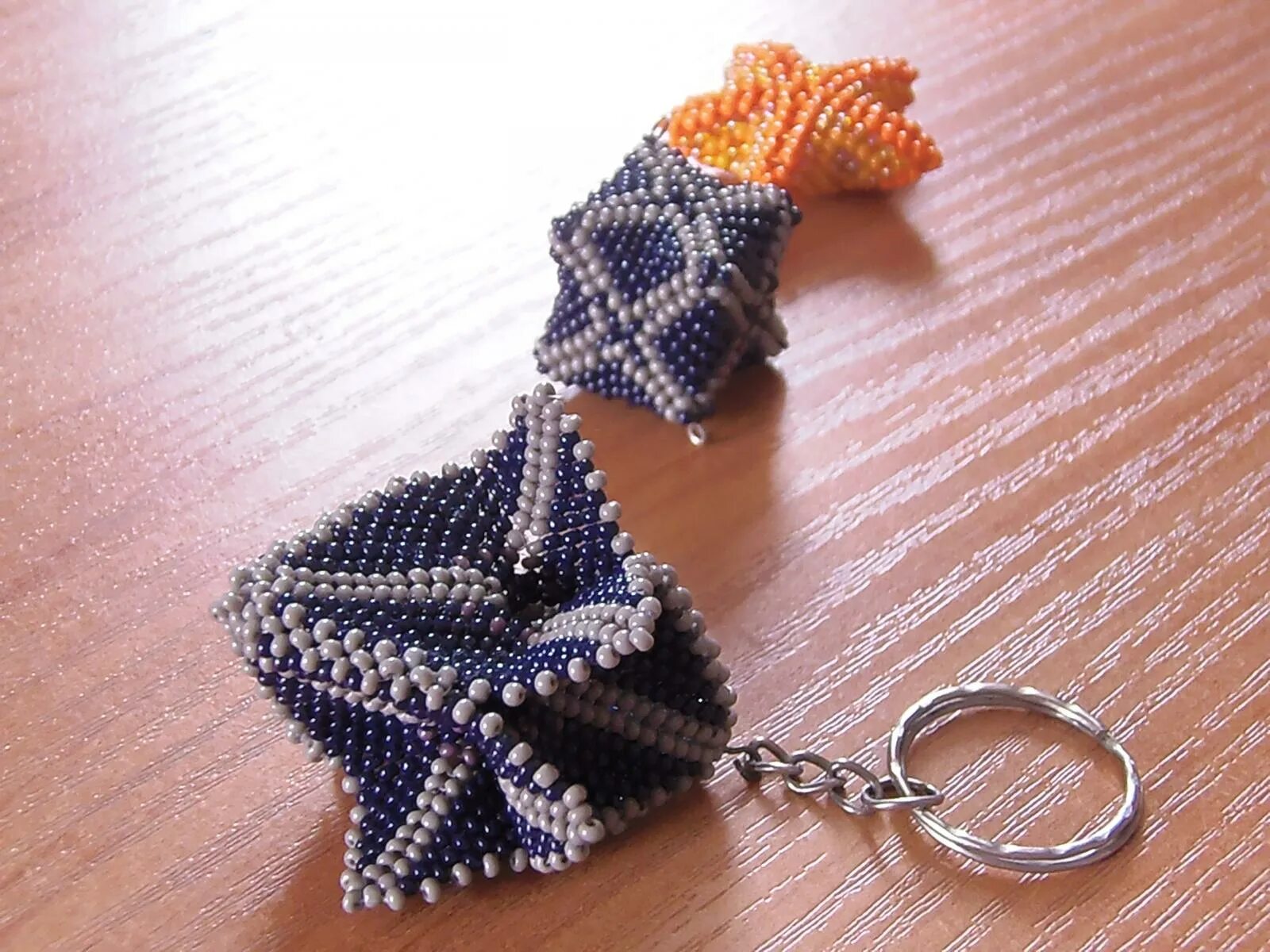 брелочки из бисера. брелок из бисера. брелок из бисера. брелок из бусин. брелок из бисера.