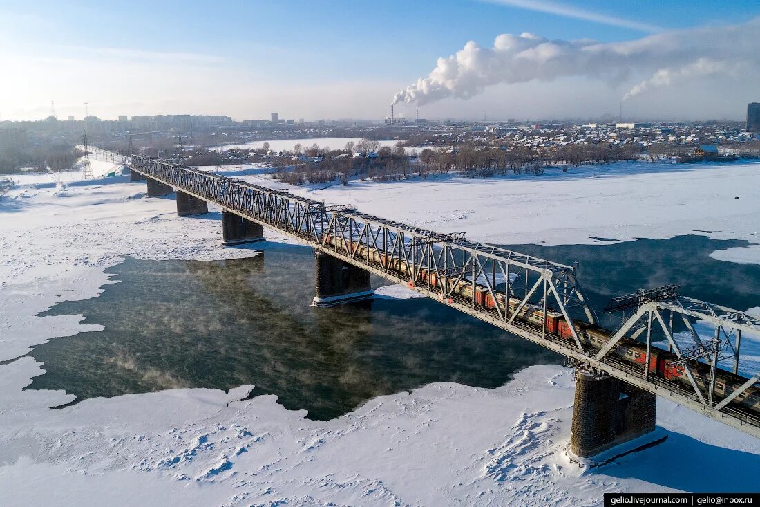 Железнодорожный мост Новосибирск. Михайловская набережная Новосибирск зимой. Новосибирск мост через Обь. ЖД мост через Обь в Новосибирске. Обь жд