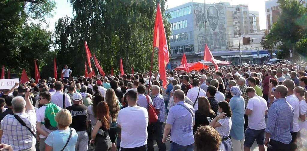 Митинг завод. Алимова митинг КПРФ Саратов. Митингующие в Саратовской губернии. Митинг2010г Калининград против застройки. Саратов митинг КПРФ против завода смерти поправок.