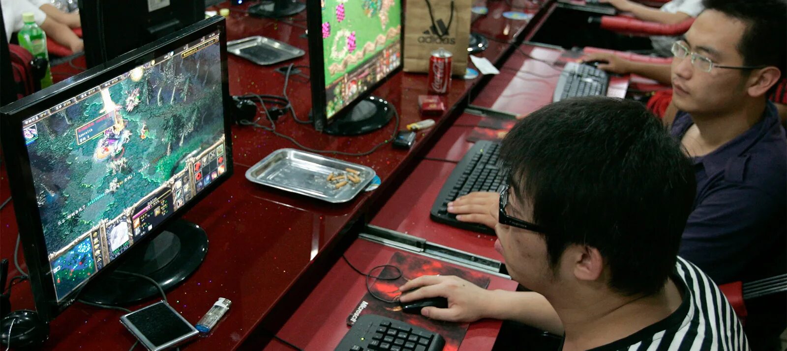 He plays computer games. Игрок в компьютерные игры. Интернет кафе в Китае. Японец за компьютером. Игровая индустрия в Китае.
