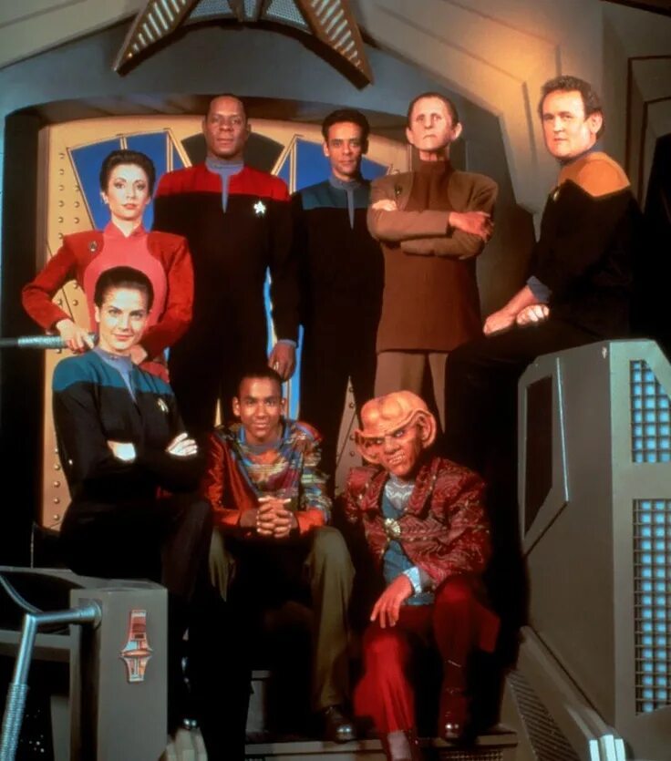 Total insurrection. Космические корабли стартрек. Star trek ds9. Star trek ds9. Звёздный путь дип спейс 9.