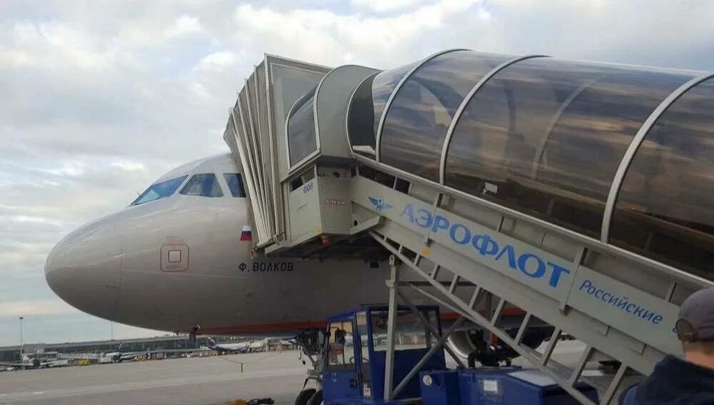 Самолет в шереметьево пассажиры. Трап боинг 737. телетрап в шереметьево. аварийный трап боинг 737. встроенный трап boeing 737.