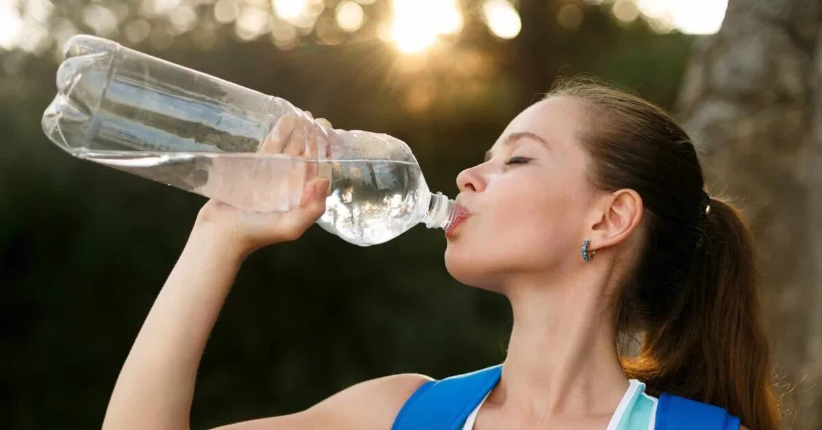 Пить воду. Дженни пьёт воду. Человек пьет. Пью воду она сладкая. Женщина пьет воду.