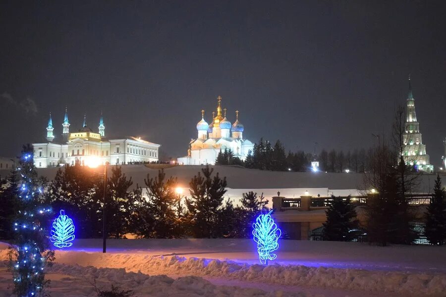 Красивые дома в казани новогодние. Дом на новый год казань. Украшение фасада гирляндами. Новогодняя казань старо-татарская слобода. Татарская слобода казань новогодняя.
