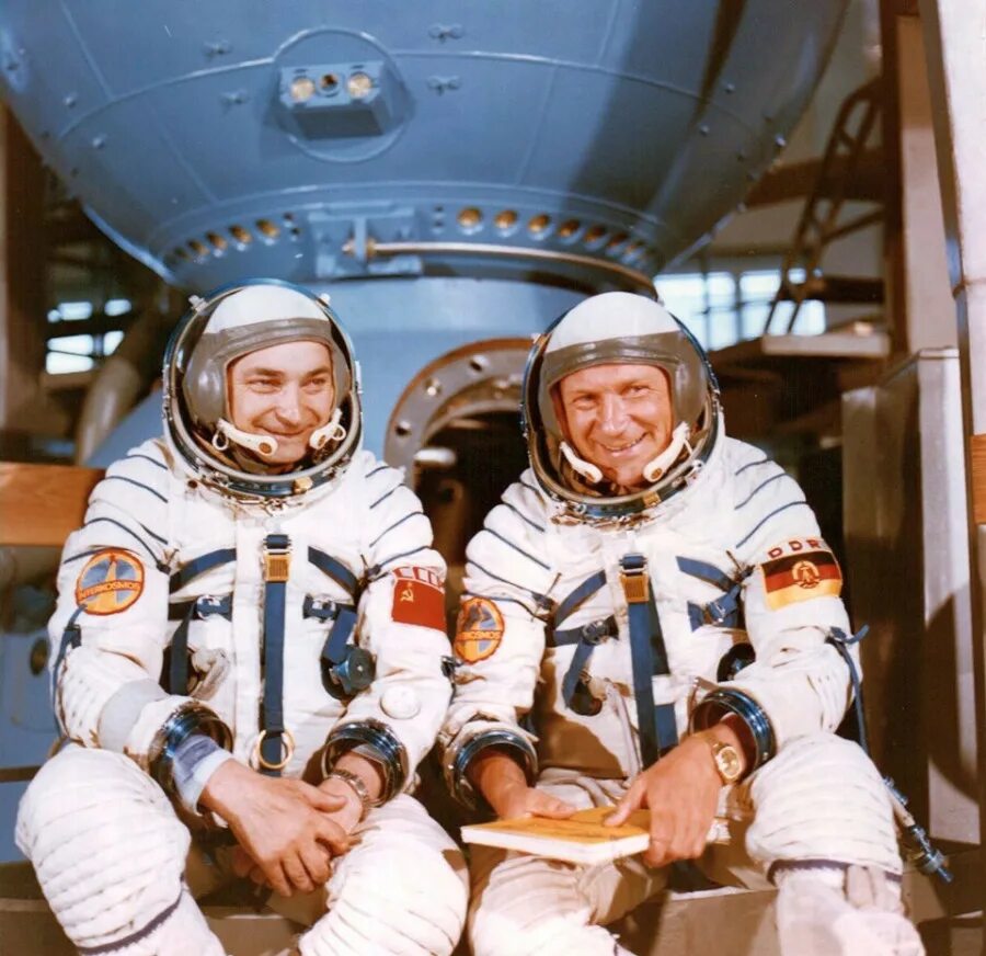 тамайо мендес космонавт куба. интеркосмос космонавты. джемини-3 с космонавтами в. юрий гагарин первый космонавт. леонов алексей архипович выход в открытый космос.