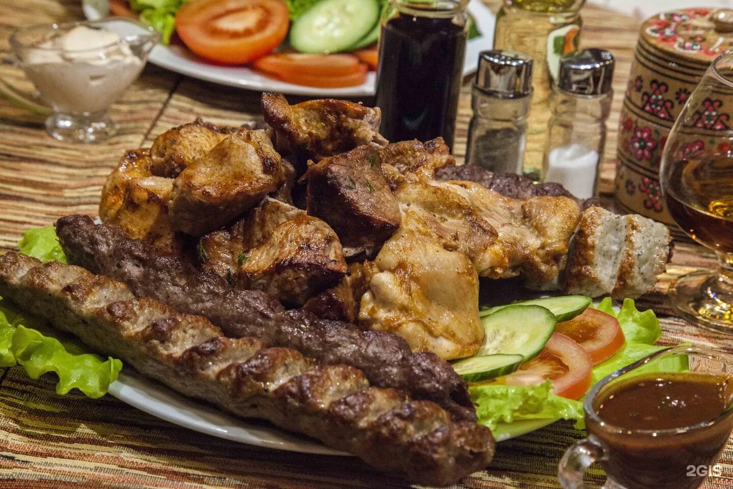 Шашлыкян химки. Шашлыкян и шампуридзе. мясо гриль ассорти. шашлыков и шампуридзе. жиз блюдо.