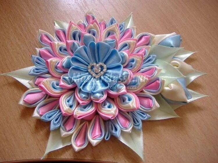 Цветок в технике канзаши. Быстрый мастер класс по рукоделию в технике канзаши. Канокодомэ-канзаши фото. Хираути канзаши фото. ОГИ канзаши фото.