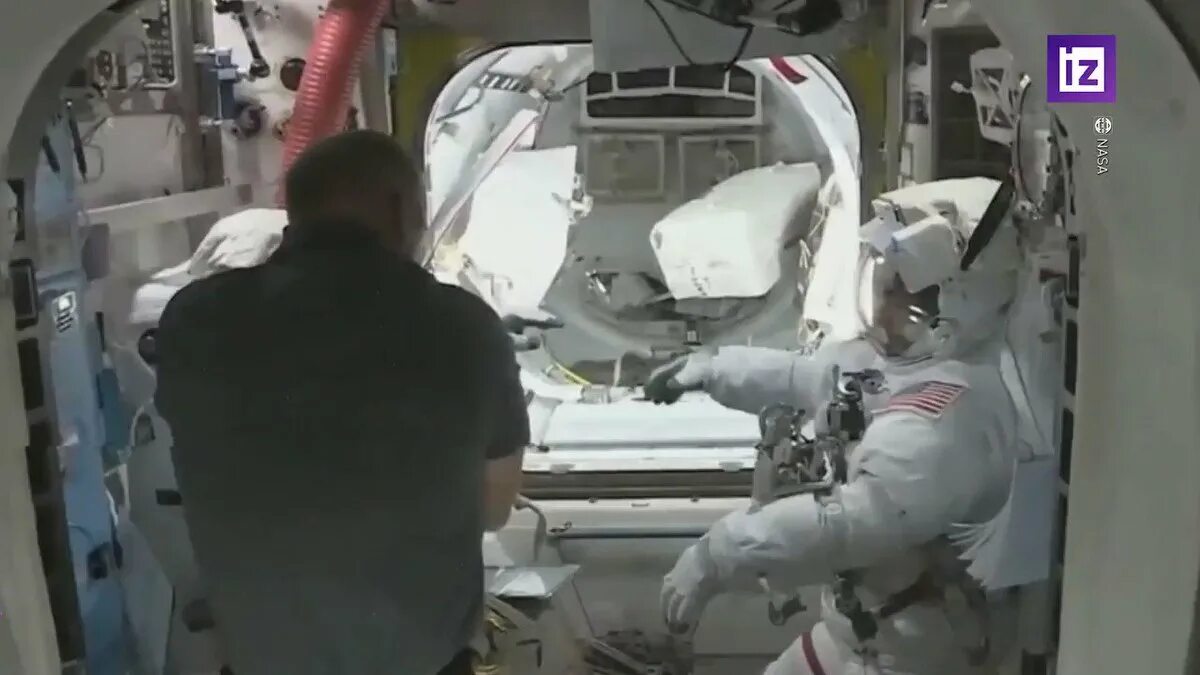 Астронавт на мкс надеется найти следы. Наса страховка астронавтов. космонавт который провел 373 дня в космосе. астронавт в открытом космосе без страховки. масса космической станции 19 тонн масса космонавта в скафандре 100.