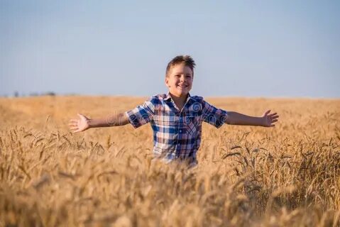 Мальчик поле писать