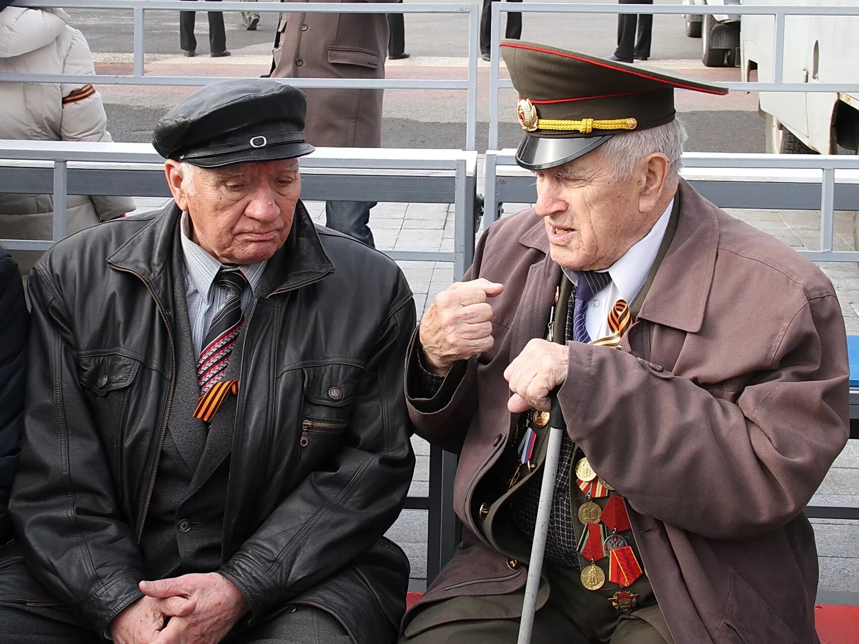 Добавка ветеранам. Ветеран труда. Пенсионеры ветераны. Ветеран труда пенсионер. Военные пенсионеры России.