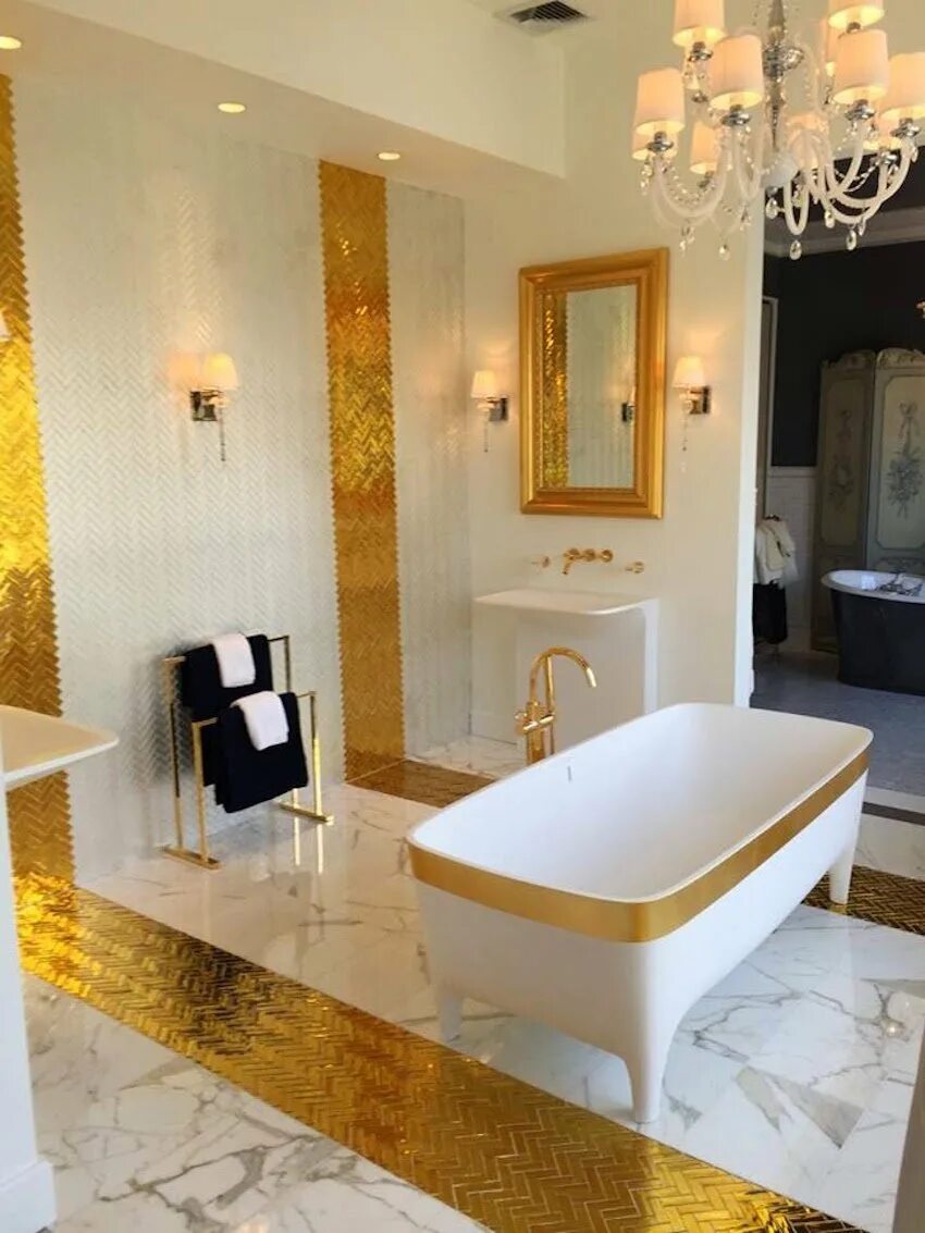 Роскошные Ванные комнаты. Ванная комната в золотом стиле. Ванная белая с золотом. Ванная комната белая с золотом. Золота ванна комната