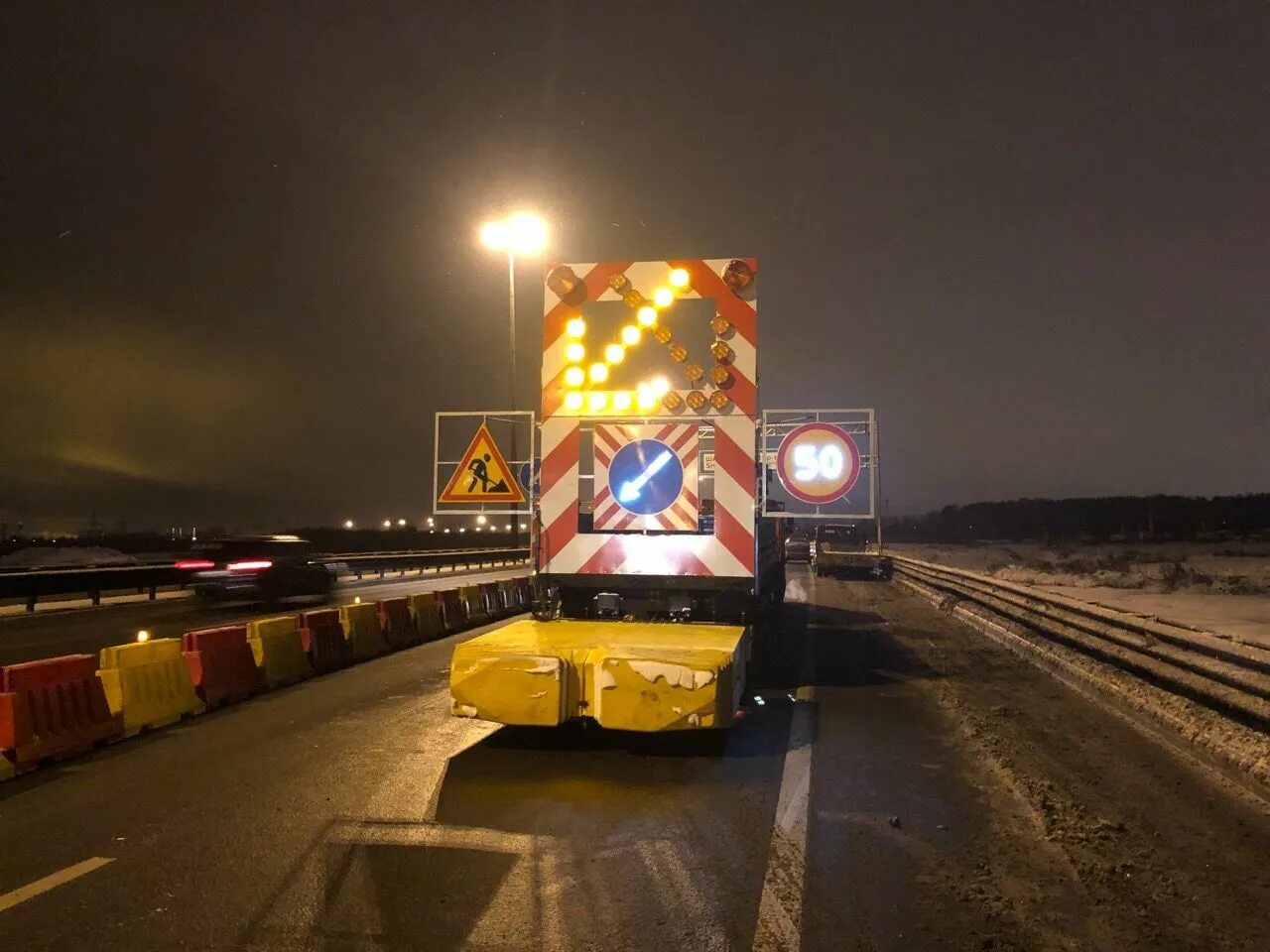 перекрытие дороги. дорожные работы. ночные дорожные работы. дорожный работы вечером. ремонт дороги ночью.