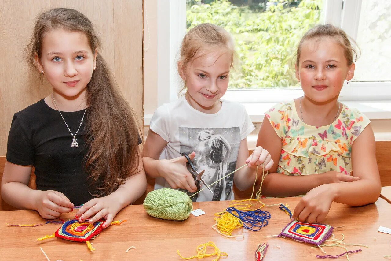 Кружки в детском лагере. Дети в лагере. Творческие занятия для детей в лагере. Кружок летнего лагеря. Кружок летнего лагеря.