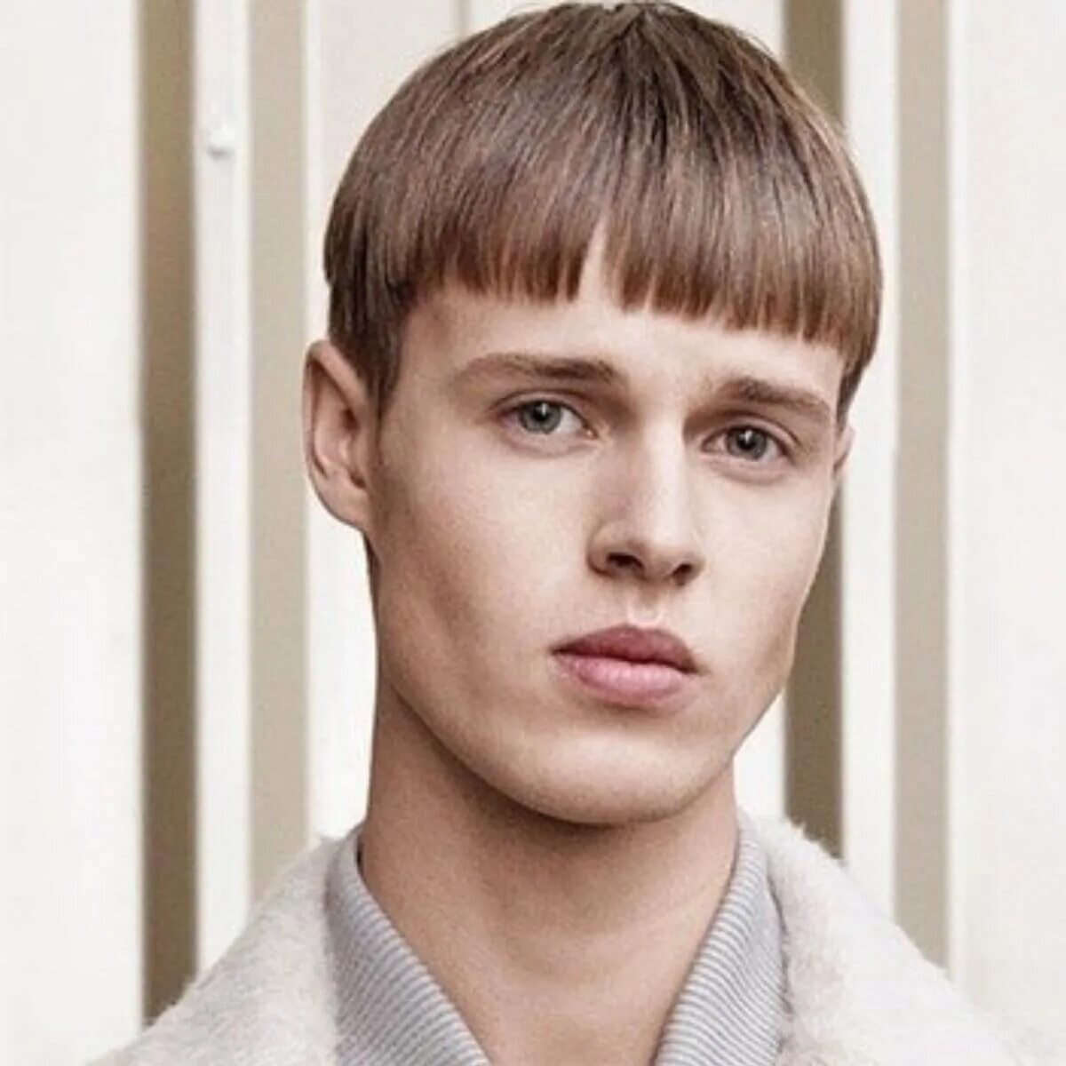 Bowl cut стрижка мужская. Причёска под горшок мужская. Bowl cut стрижка. Причёска под горшок мужская. Стриженные под горшок.