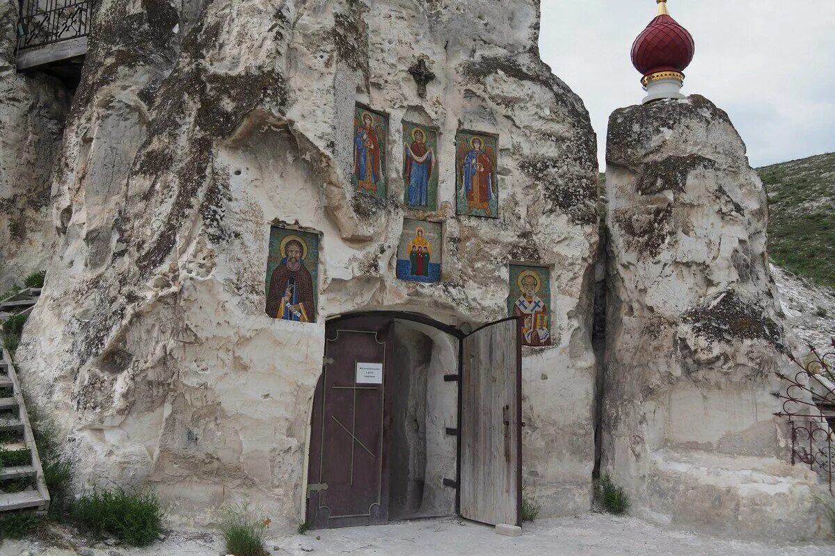 Костомарово монастырь сайт. Костомаровский женский монастырь Воронежской. Пещерный храм Костомаровский Спасский монастырь Воронежской области. Воронеж Костомаровский Спасский женский монастырь храм. Пещерный монастырь в Костомарово.