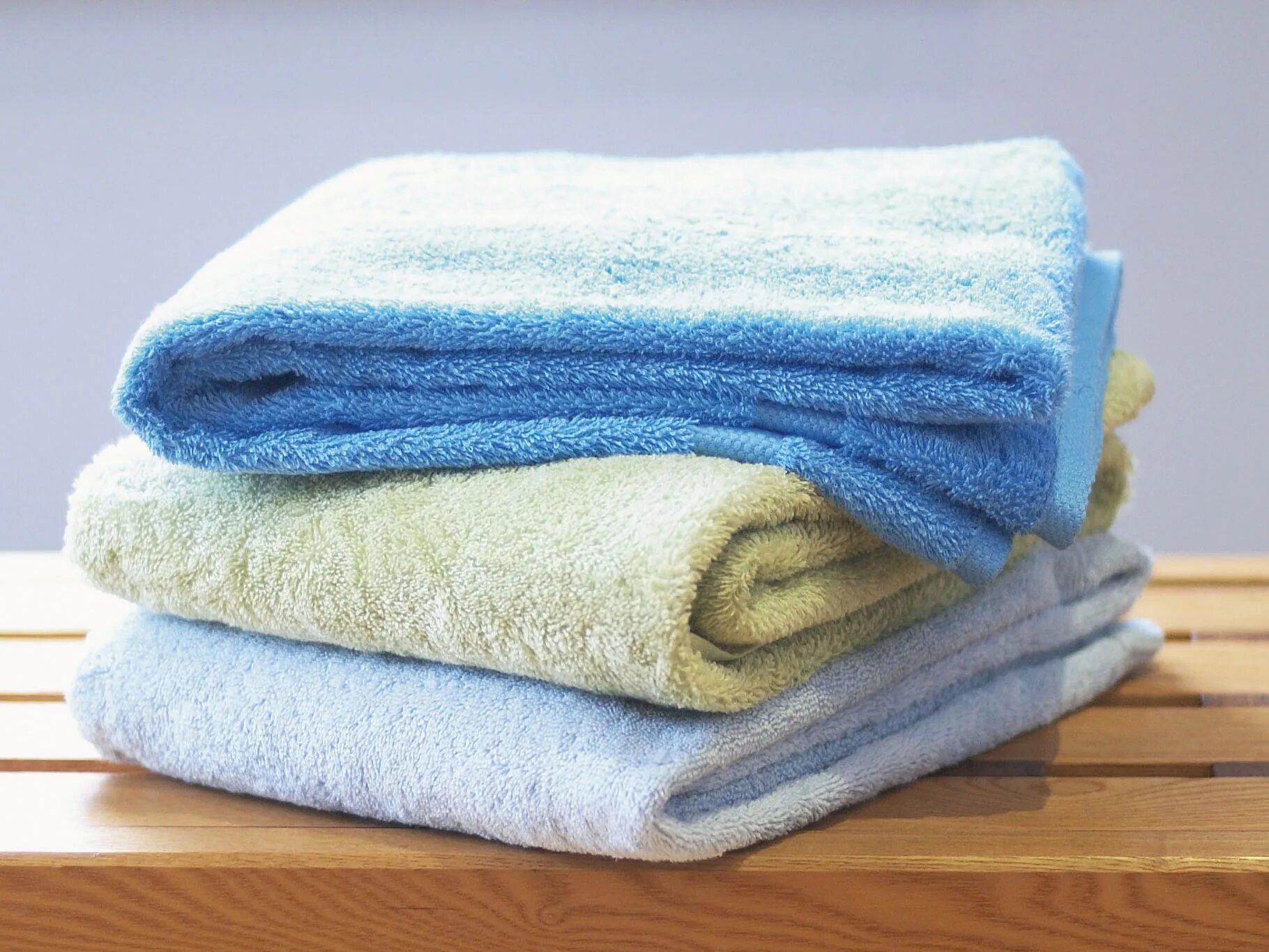 Глаженные полотенца. Сложенные полотенца. Стопка полотенец. Мягкие полотенца. Полотенце махровое.