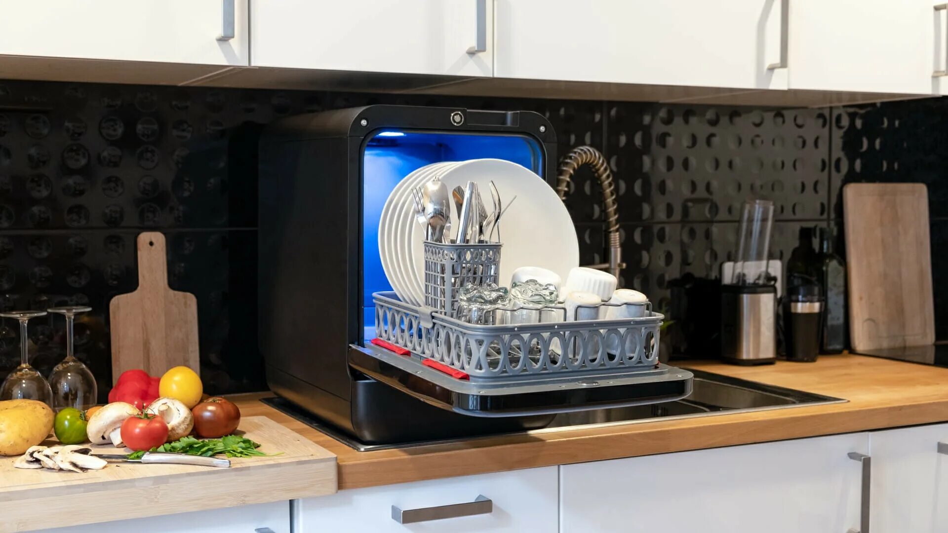 Посудомоечная машина bosch sd4p1b. Посудомойка женщина. Посудомойка ночь. Посуда моющая машина. Реклама посудомоечной машины.