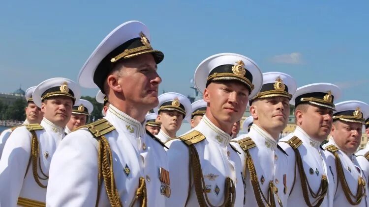 парадная форма офицеров вмф рф. офицерский парадный китель вмф. парадная форма вмф черноморский флот. офицер балтийского флота капитан 1 ранга. парадная форма капитана вмф россии.