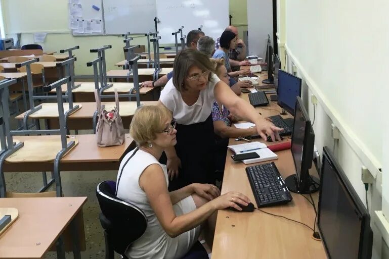 Дистанционный учитель. Закрытие школ на карантин. Дистант учителя. Дистанционные занятия в школе. Дистанционный учитель.