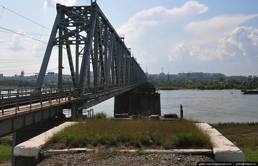 Железнодорожный мост Новосибирск. Первый Железнодорожный мост через Обь в Новосибирске. Комсомольский Железнодорожный мост Новосибирск. ЖД мост через реку Обь в Новосибирске. Мосты на оби