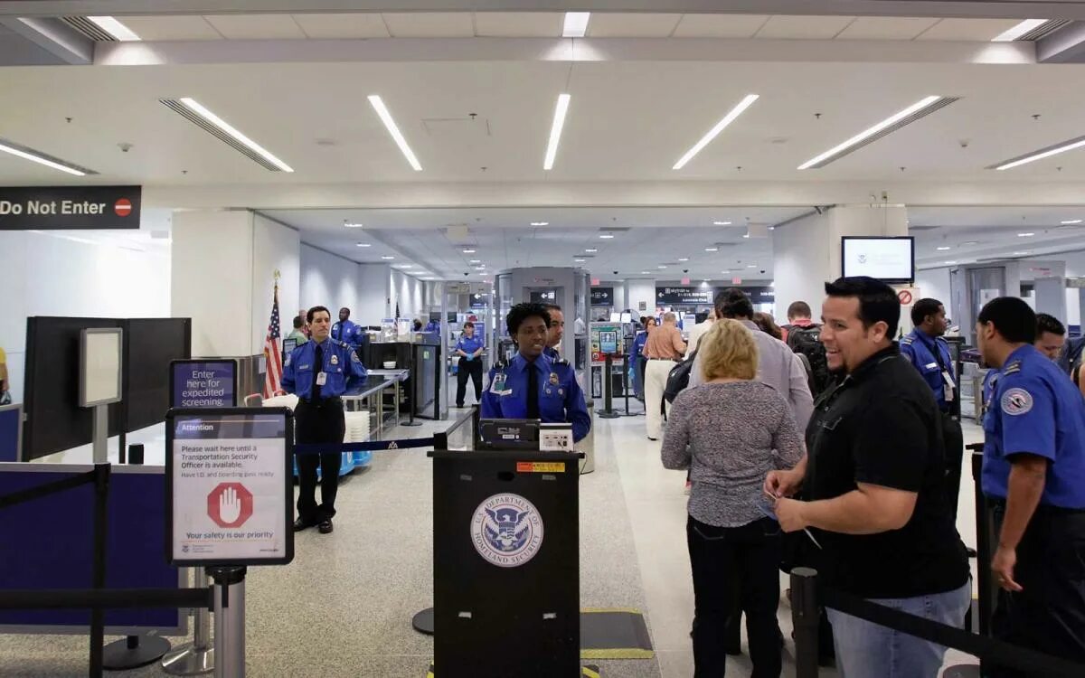 Airport customs. Customs. в аэропорту. экран в аэропорту. монитор в аэропорту. аэропорт регистрация фото.