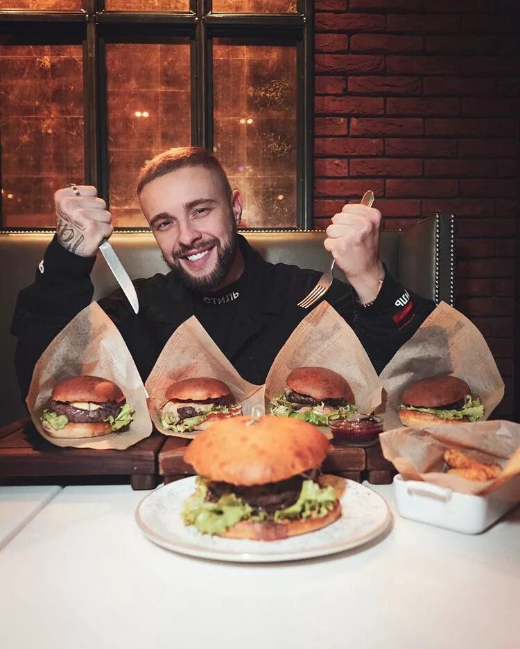 Девушка с едой. Селфи девушек с едой. Люди едят пиццу. Инстаграм есть хочу. Крид с едой.