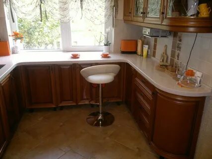 Кухня стол под окном