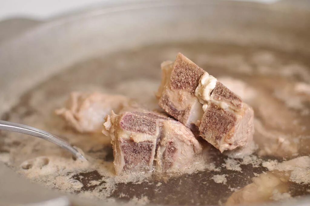 Вареное мясо. Мясо в кастрюле. Отварное мясо. Сколько варить баранину на кости для супа. Отваривание мяса.