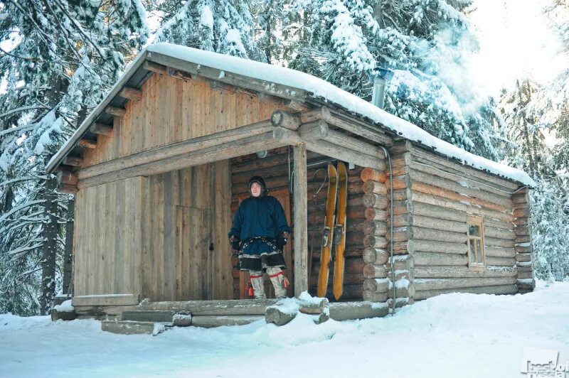 Место для хранения продуктов ханты и манси. Дом манси. Традиционное жилище хантов. Изба хантов. Зимние жилища хантов.