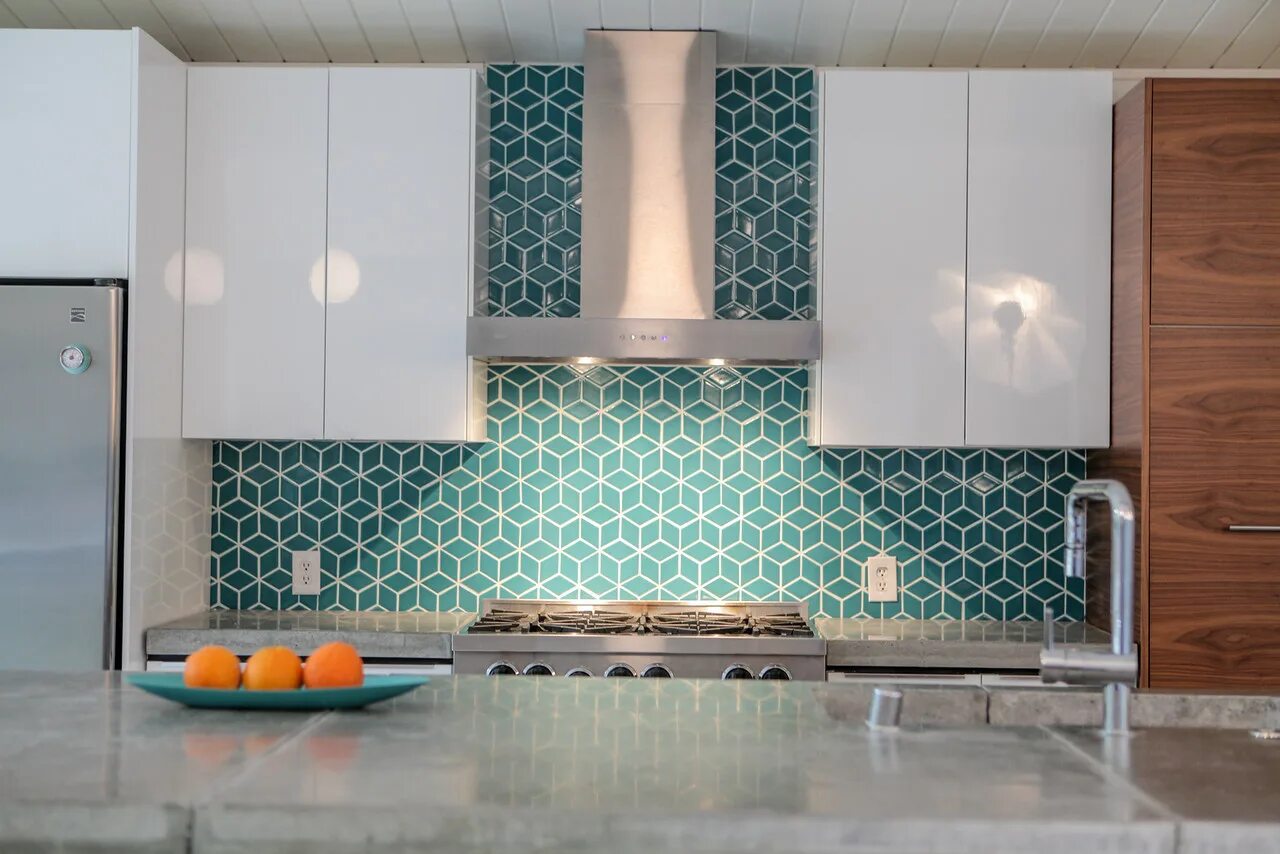 Плитка арабеска бьянко. Плитка backsplash арабеск. Арабески kerama marazzi белый фартук. Арабески плитка на фартук. Арабески плитка на фартук.