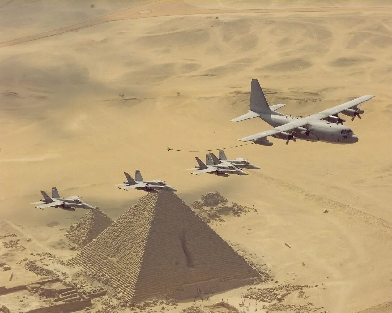 Летают ли самолеты в египет сейчас. Египет самолет. Военная Авиация Египта. Самолет над пирамидами.