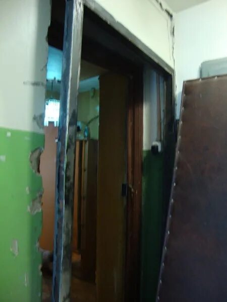 Поломанная входная дверь. Выбитая входная дверь. Выбитая дверь в квартире. Выломанная дверь в квартиру.