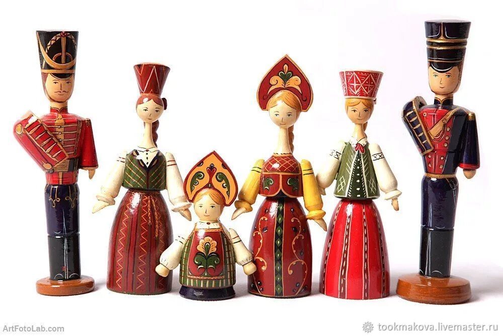 Игрушки всей россии. Расписные деревянные игрушки. Русские деревянные куклы. Расписные деревянные куклы. Деревянный солдатик игрушка.