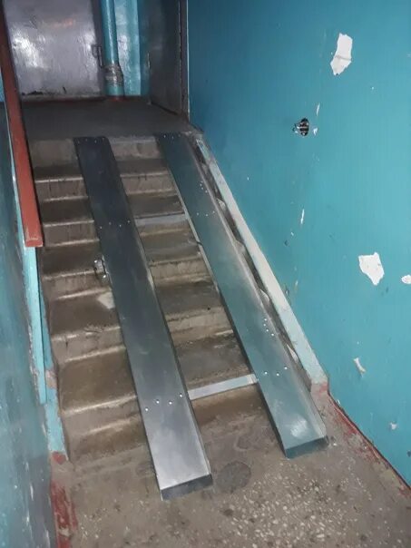 Пандус для инвалидных колясок в подъезде. Пандус откидной 196 x 2000мм тифлоцентр. откидные пандусы для инвалидных колясок в подъезде. откидной пандус в подъезде для инвалидов. откидной пандус в подъезде для колясок.