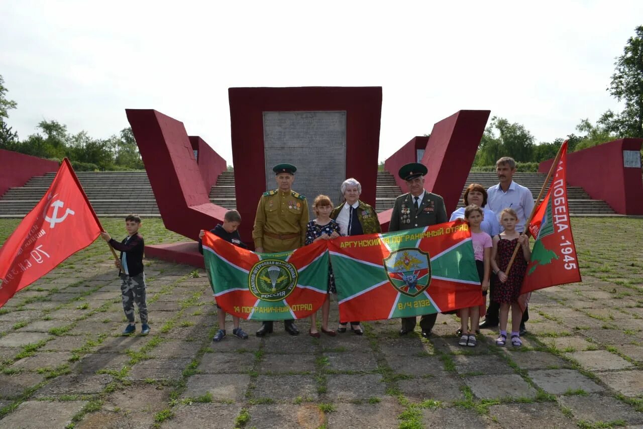 Сайт тарасовский район ростовской области. П Тарасовский Ростовской области. Мемориал 13 героев Тарасовский. Можаевка Тарасовский район. Памятник 13 героев Тарасовский Ростовской.