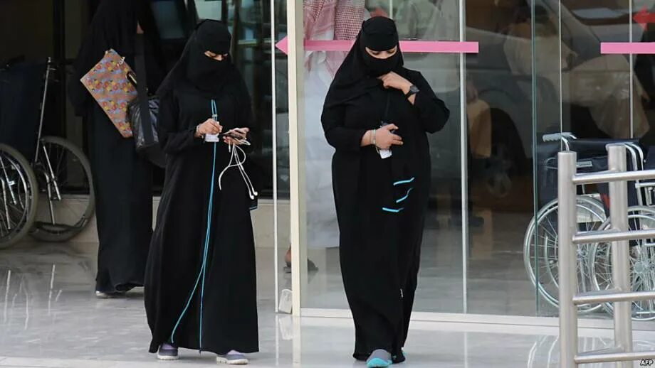 Оаэ закрывает счета. Саудовская Аравия женщины. Мусульманки в Саудовской Аравии. Арабские эмираты одежда для женщин. Арабские женщины в Саудовской Аравии.