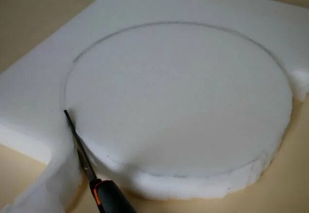 Поролон hr5535. Литье поролона. Вырезать поролон. Пенополиуретан для обтяжки стульев. Станок для вырезания пеноплекса.