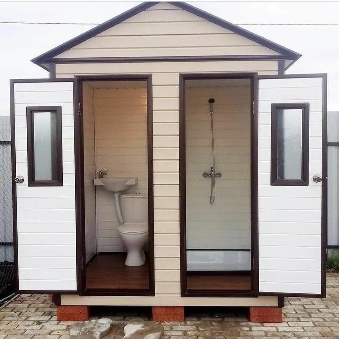 Туалет частного на улице. Туалет с душем для дачи. Дачный туалет с душем.