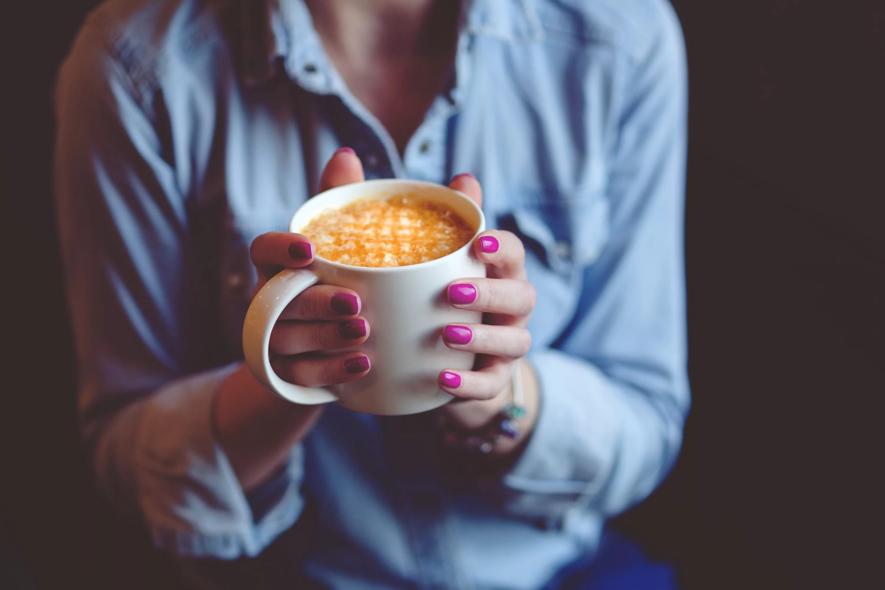 Утро ладонь. Чашка кофе в руках. Кружка рука. Чашка в руках. Кофе в руках.