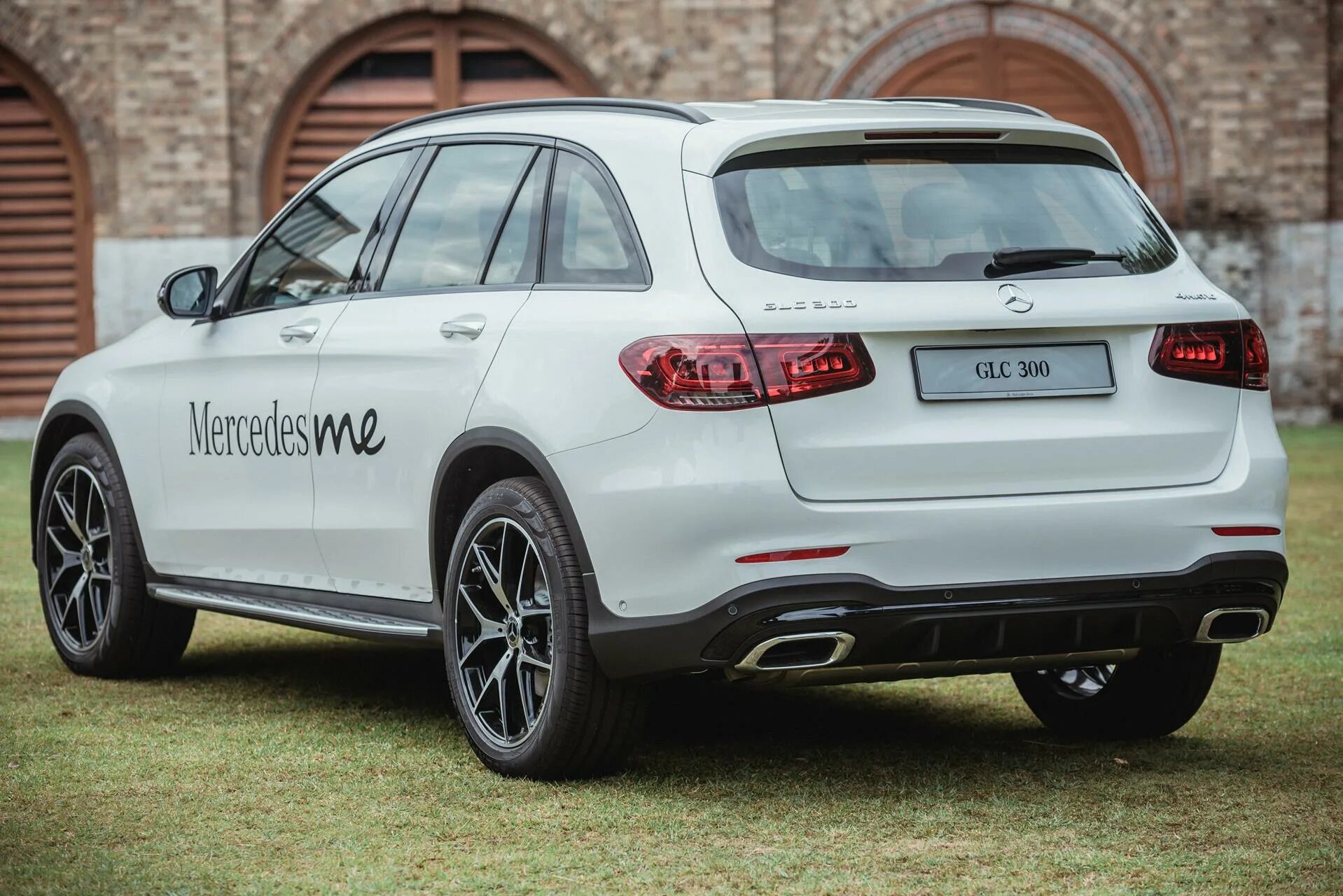 Glc me. Glc 250. глц 250 4 матик 2025. обвес glc. черные диски на мерседес glc 250.