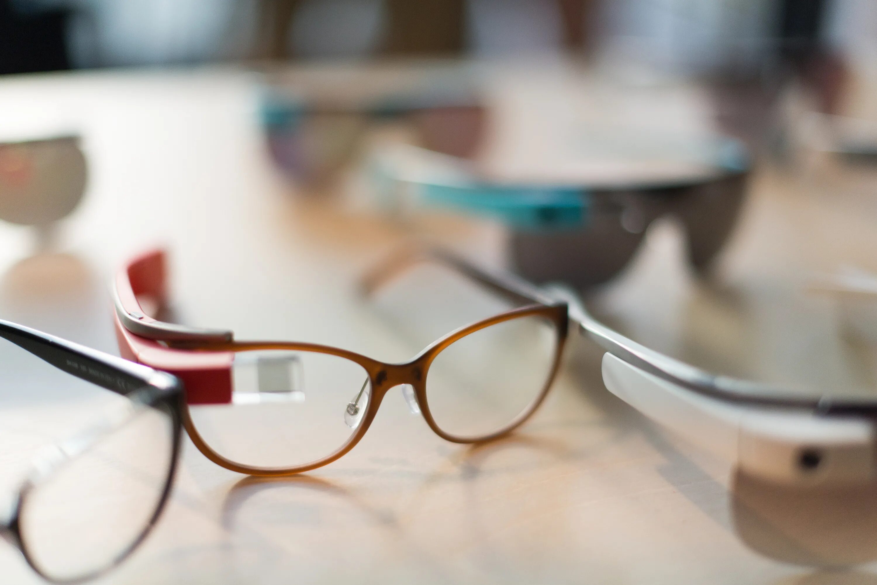 Включи очки. Очки. Очки виртуальной реальности самсунг gear vr. Девушка в солнечных очках. Очках от солнца.