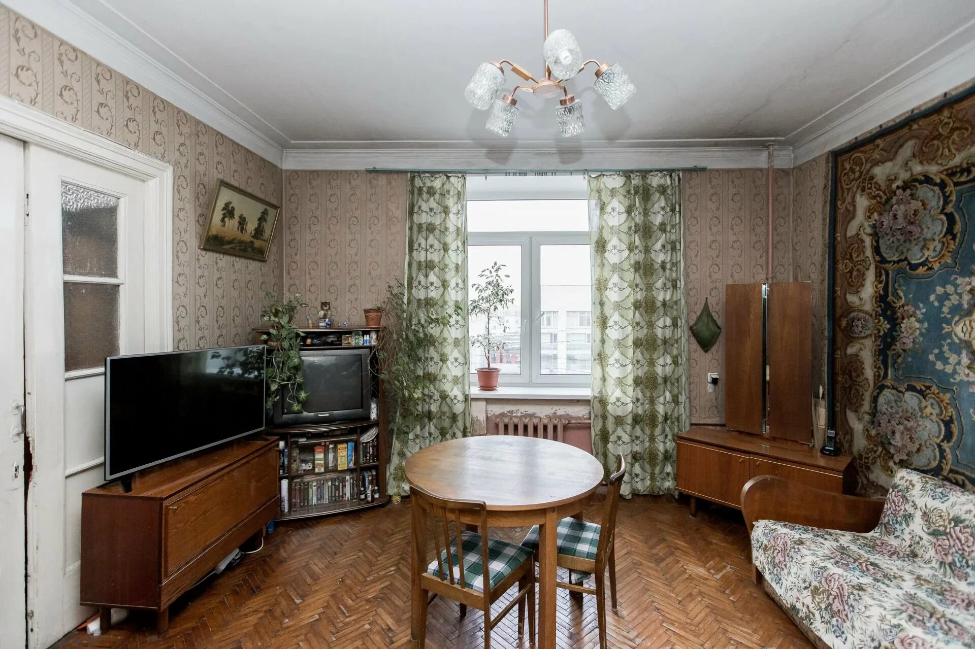 Сталинки в самаре. Самарская 190 самара. Сталинка квартира. Прихожая в сталинском доме. Ремонт квартиры в сталинке.