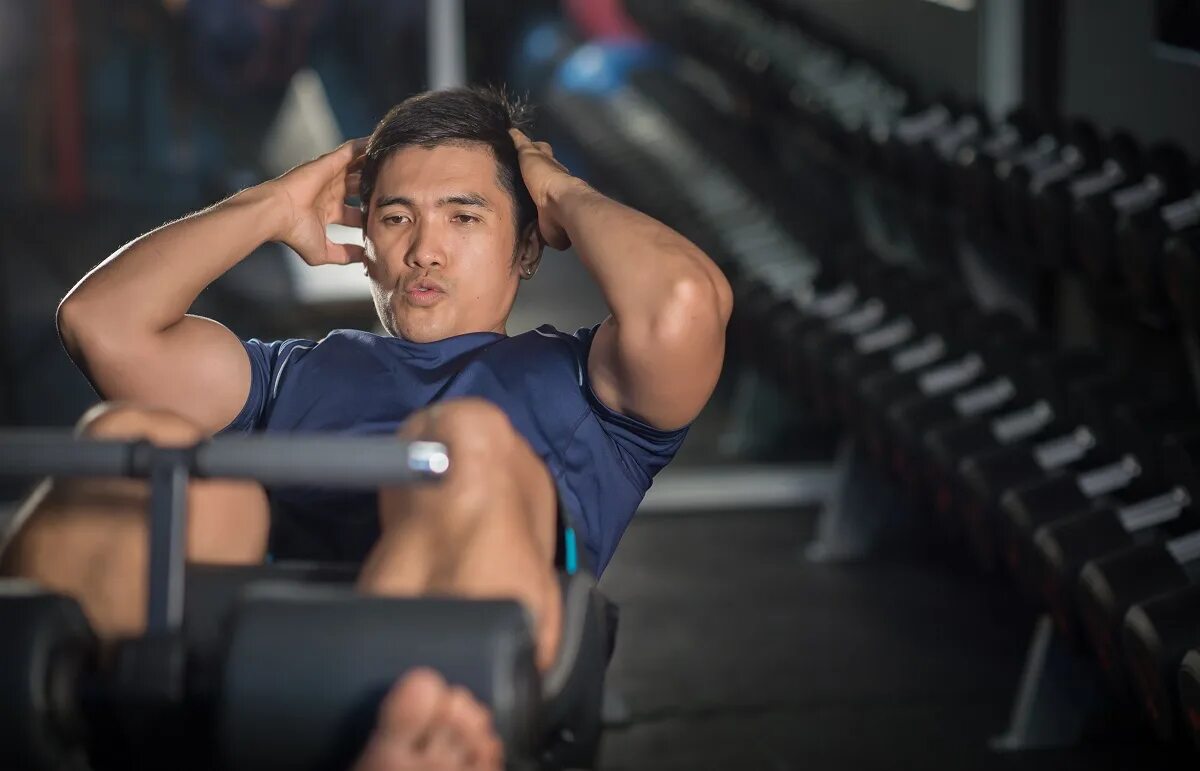 Asian gym. Азиат в спортзале мужчина. Asian man Fitness. Картинки на рабочий стол парни в тренажерке селфи. Азиат мужчина в спортзале здоровяк.