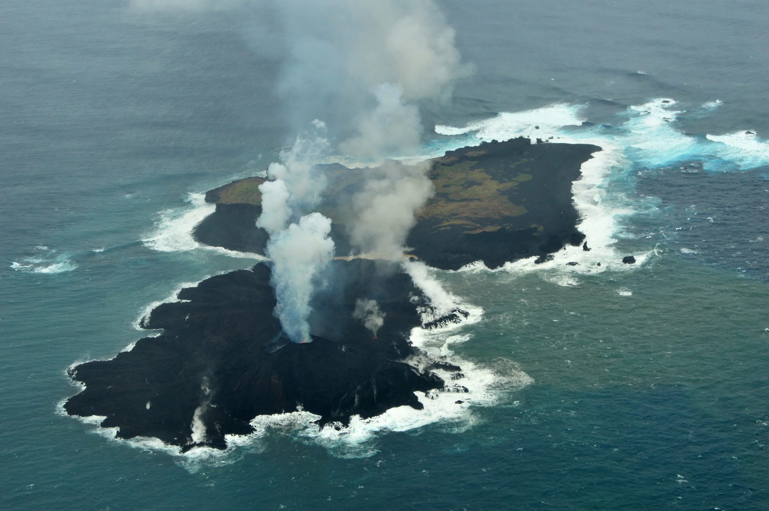 26 августа 2012 года в тихом океане. Вулканический остров Нисиносима. Ниидзима остров. Вулканический остров Ниидзима. Остров Ниидзима, Япония.