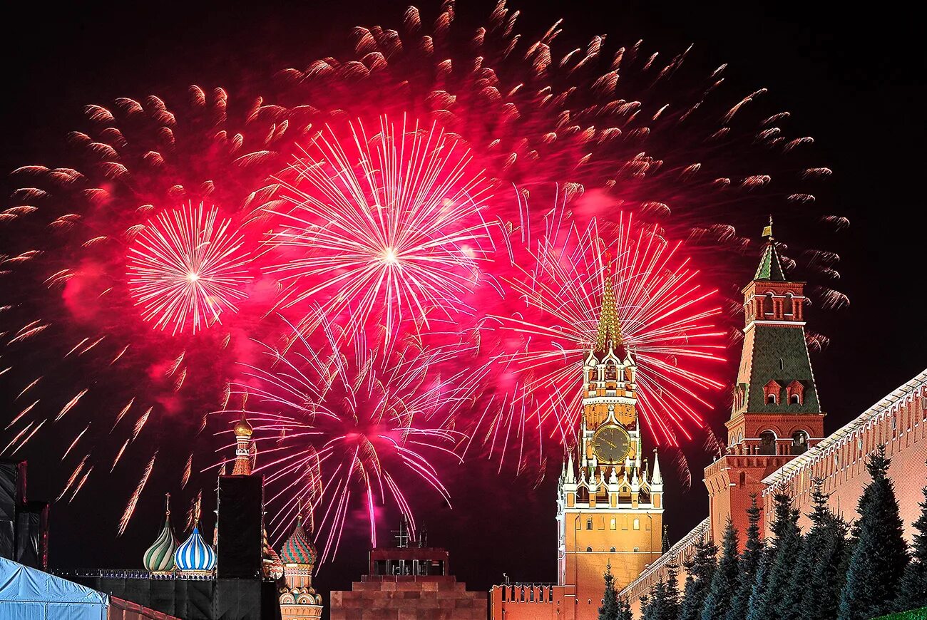 Салют 12 июня 2022 в москве. Салют день победы москва. Новогодний салют в москве. Салют в городе москва. Салют в городе москва.