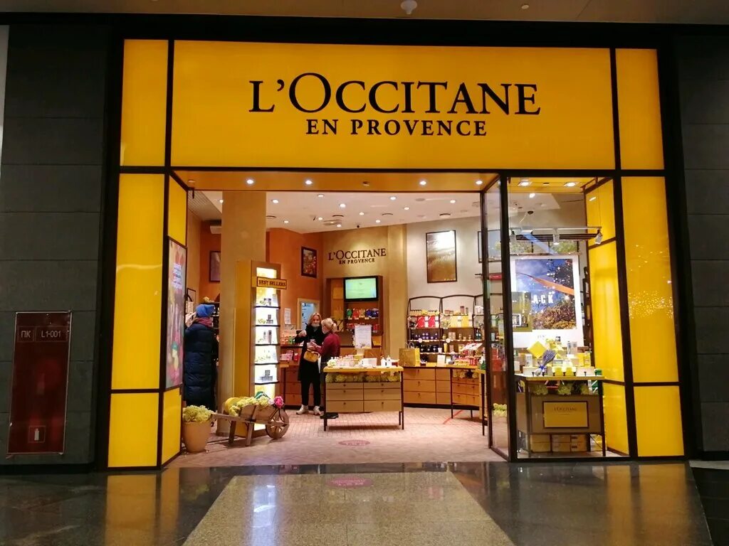 Витрины loccitane. Loccitane Ташкент. Л'окситан Москва. Loccitane магазины в Москве.